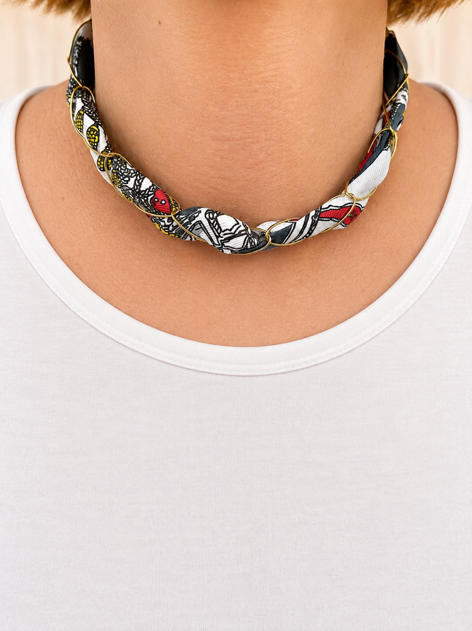Collier foulard bleu marine,  jaune et rouge