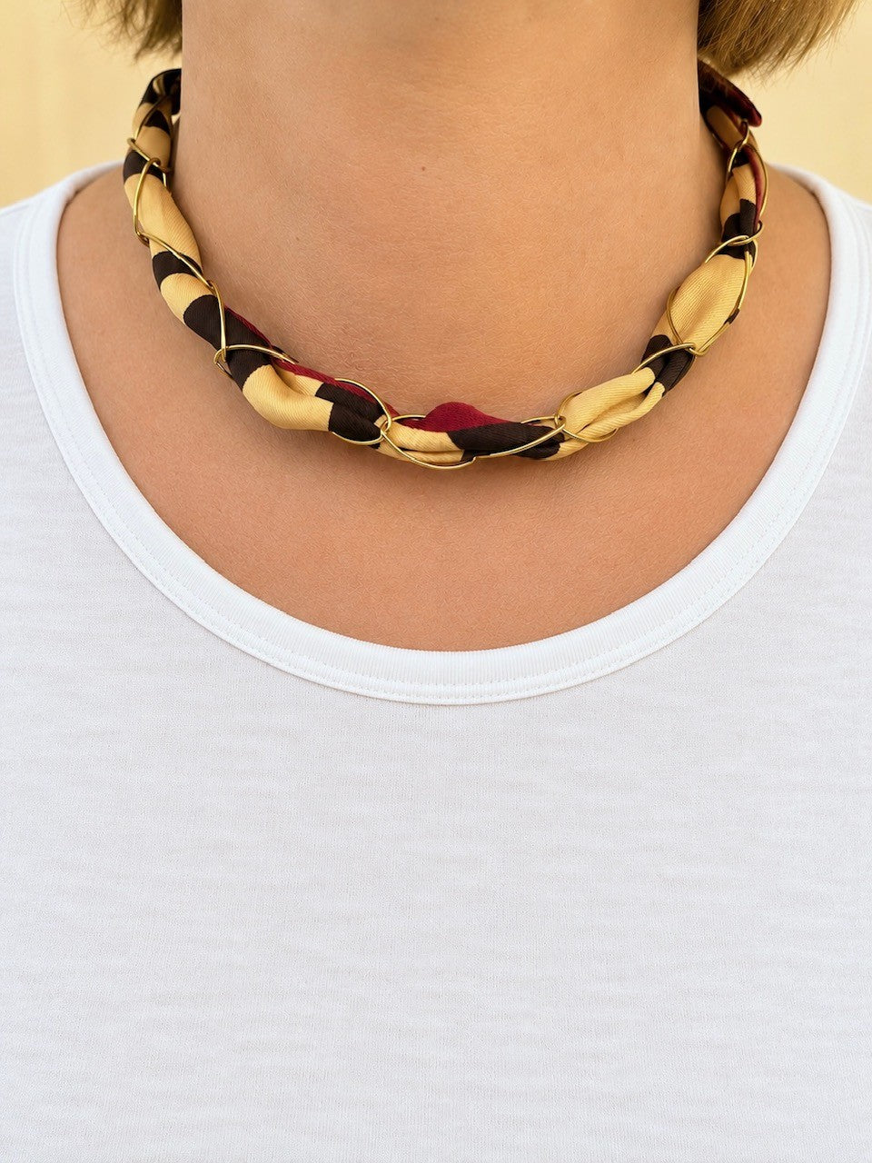 Collier foulard zébré crème et chocolat, bordeaux
