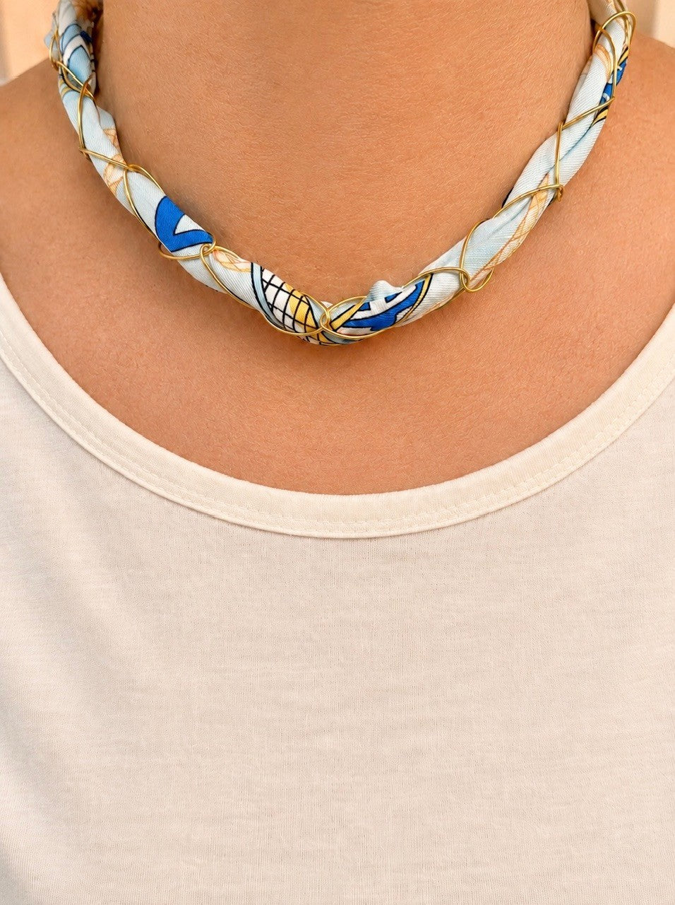 Collier foulard vert d'eau bleu jaune