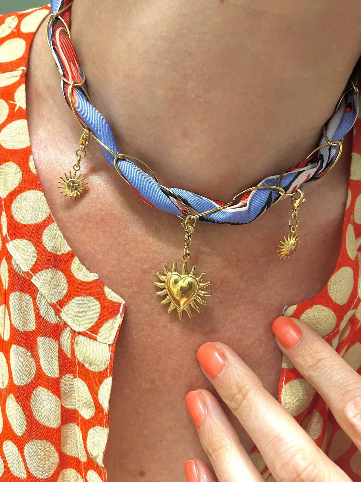 Collier foulard bleu lavande flamme rouge