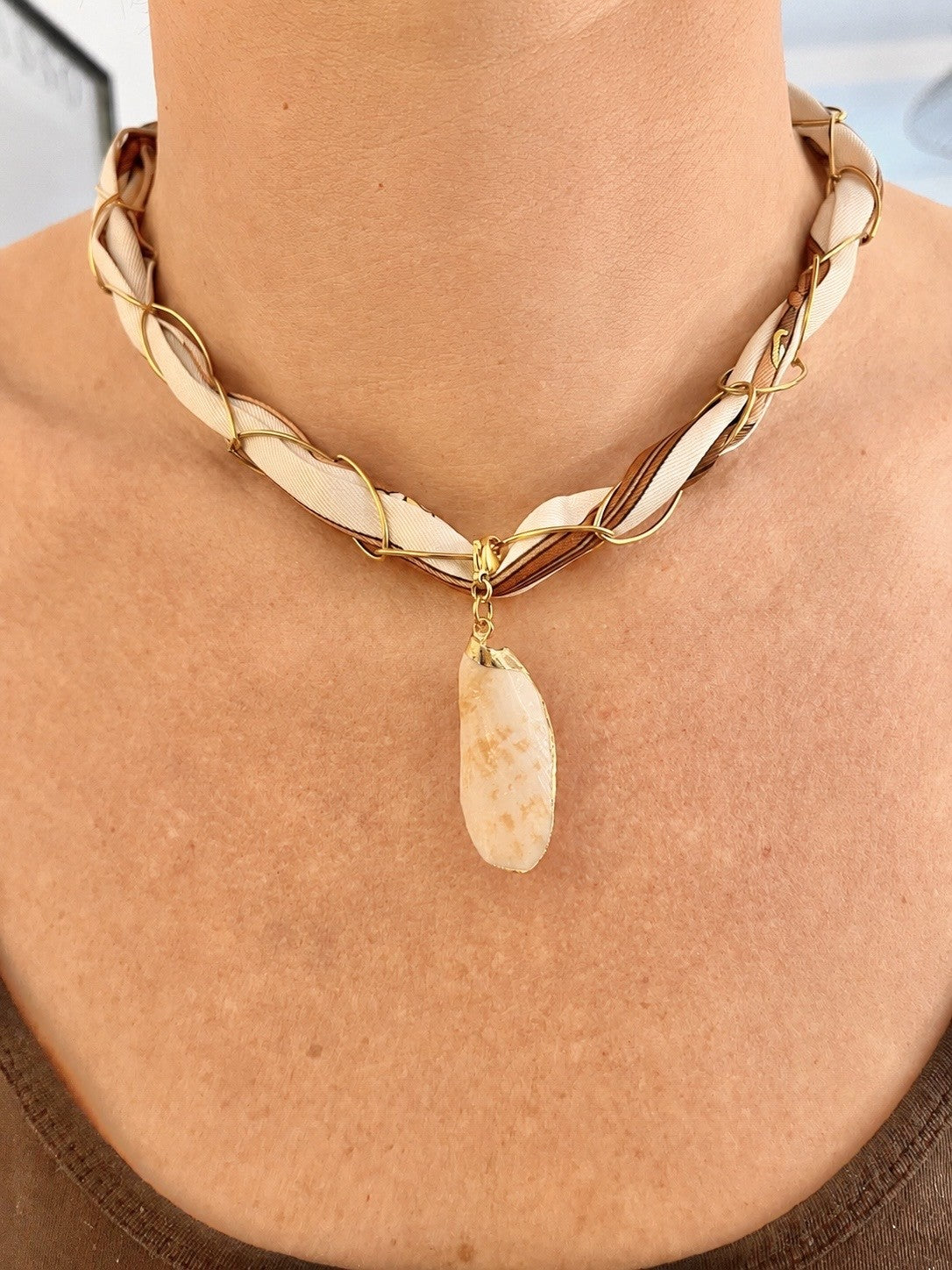 Collier foulard marron et blanc